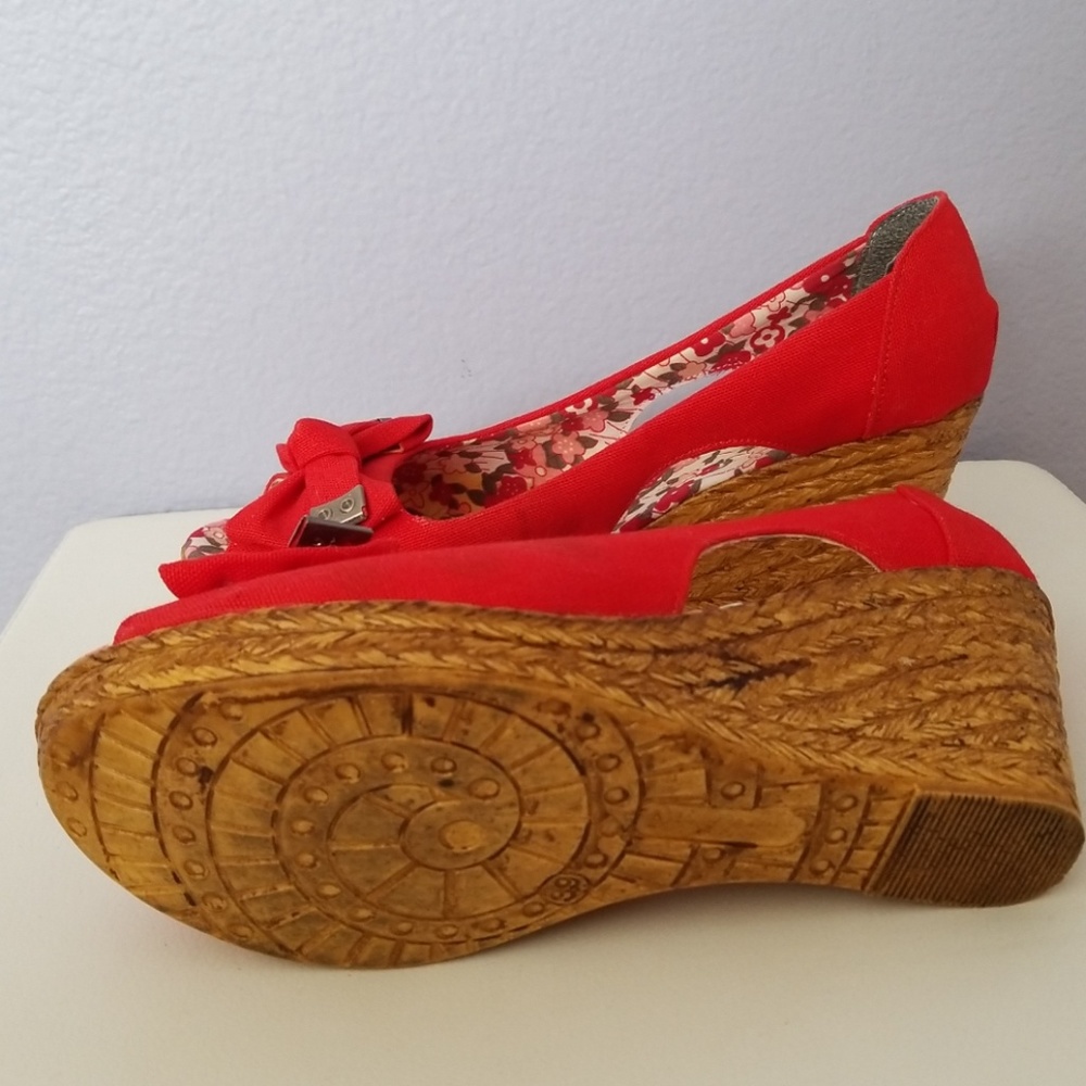 Red platforms - Picture 2 of 4